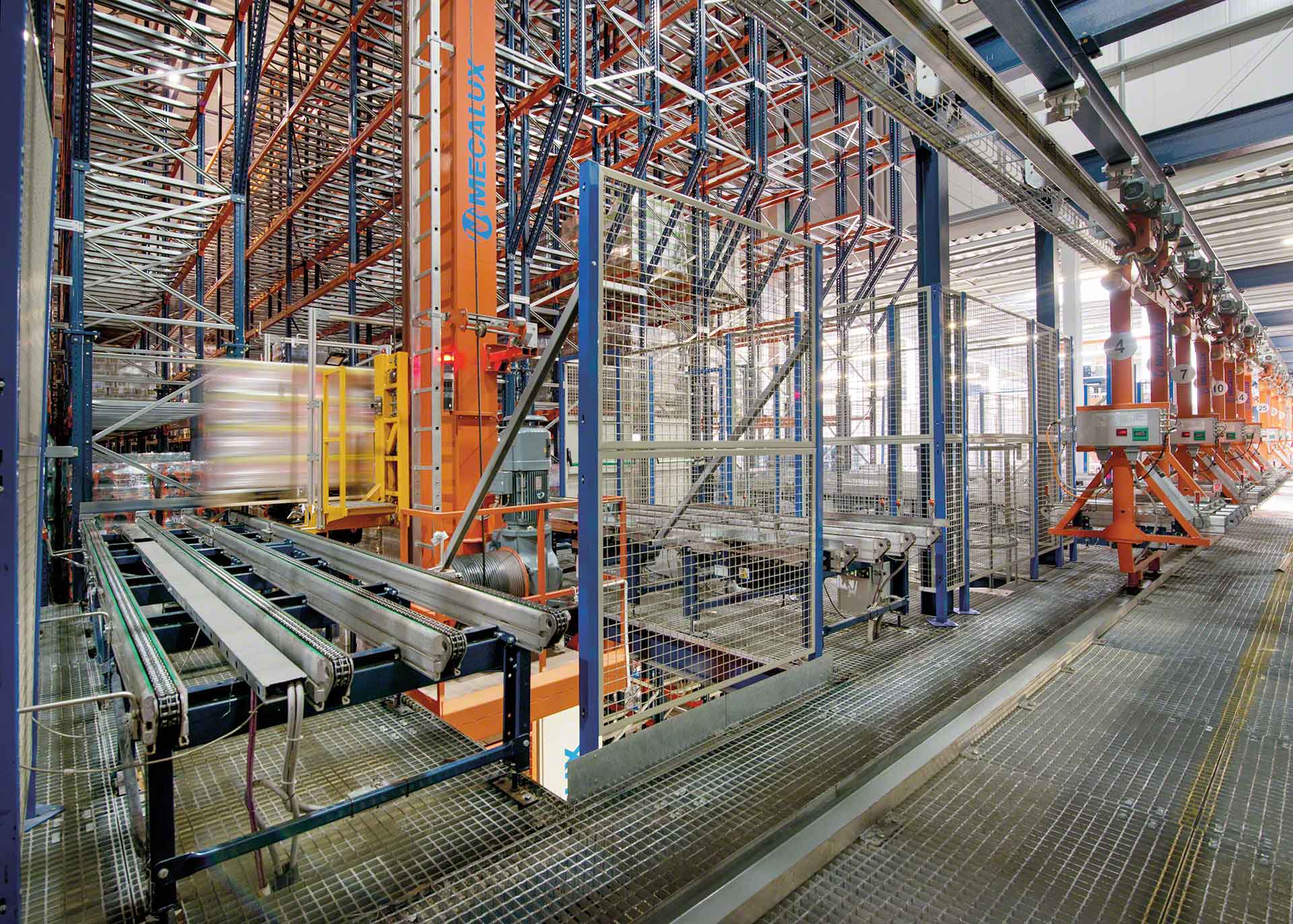 堆垛起重机的安装是物流工业过程自动化的一个例子