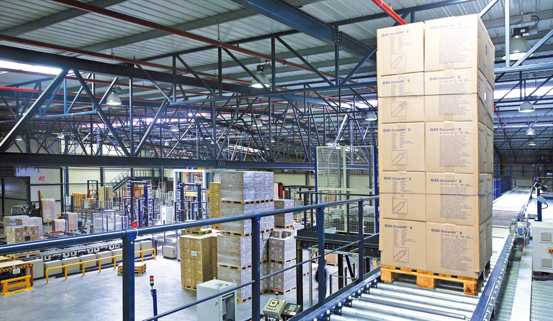 托盘输送机是一种自动化的解决方案，使货物不间断地流向仓库的不同区域