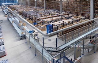 Systems such as pallet racks or stacker cranes enabling warehouse storage optimization