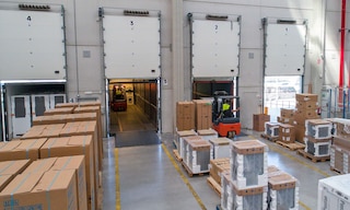 The tight flow logistics strategy consists of receiving stock at just the right time