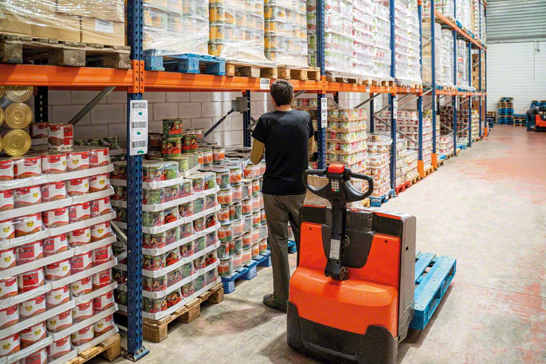Traditional packaging constitutes standard recipients used to protect food from humidity, dust, and other contaminants