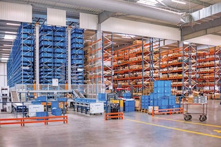 A warehouse where automatic and manual storage systems are combined