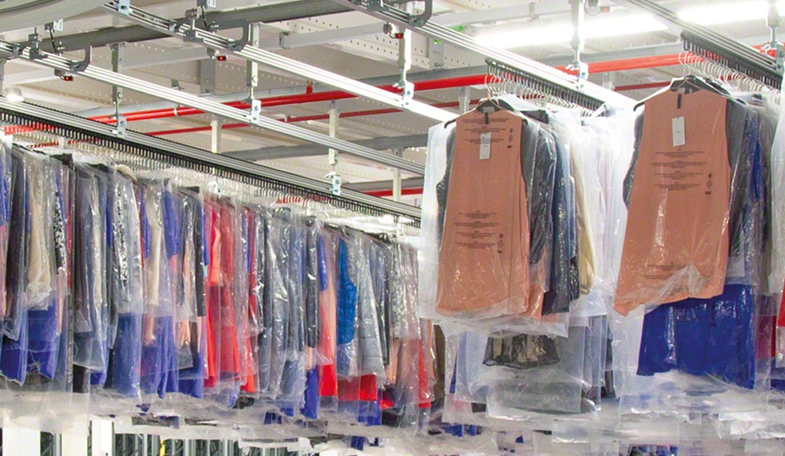 Mecalux為Motoblouz.com的倉庫設計了一個物流解決方案，可以容納26,000多件懸掛的服裝