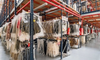 Warehouse clothing racks: how to store garments