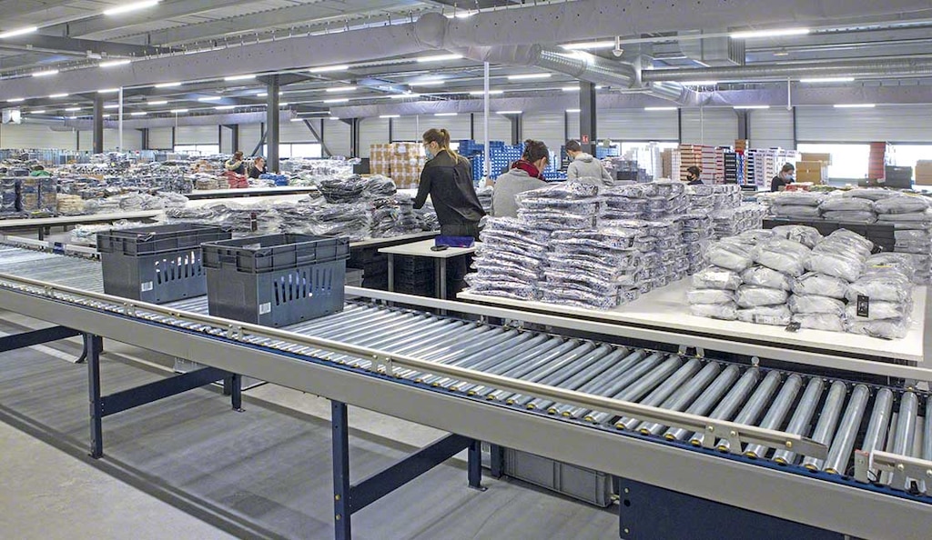 Warehouse consolidation can optimize travel through automated solutions such as box conveyors