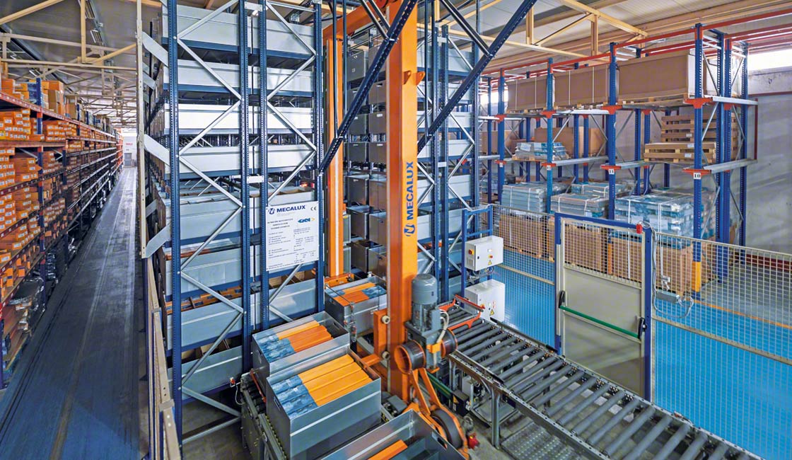 堆垛机是一种仓库机器，用于从货架上放置和取出产品