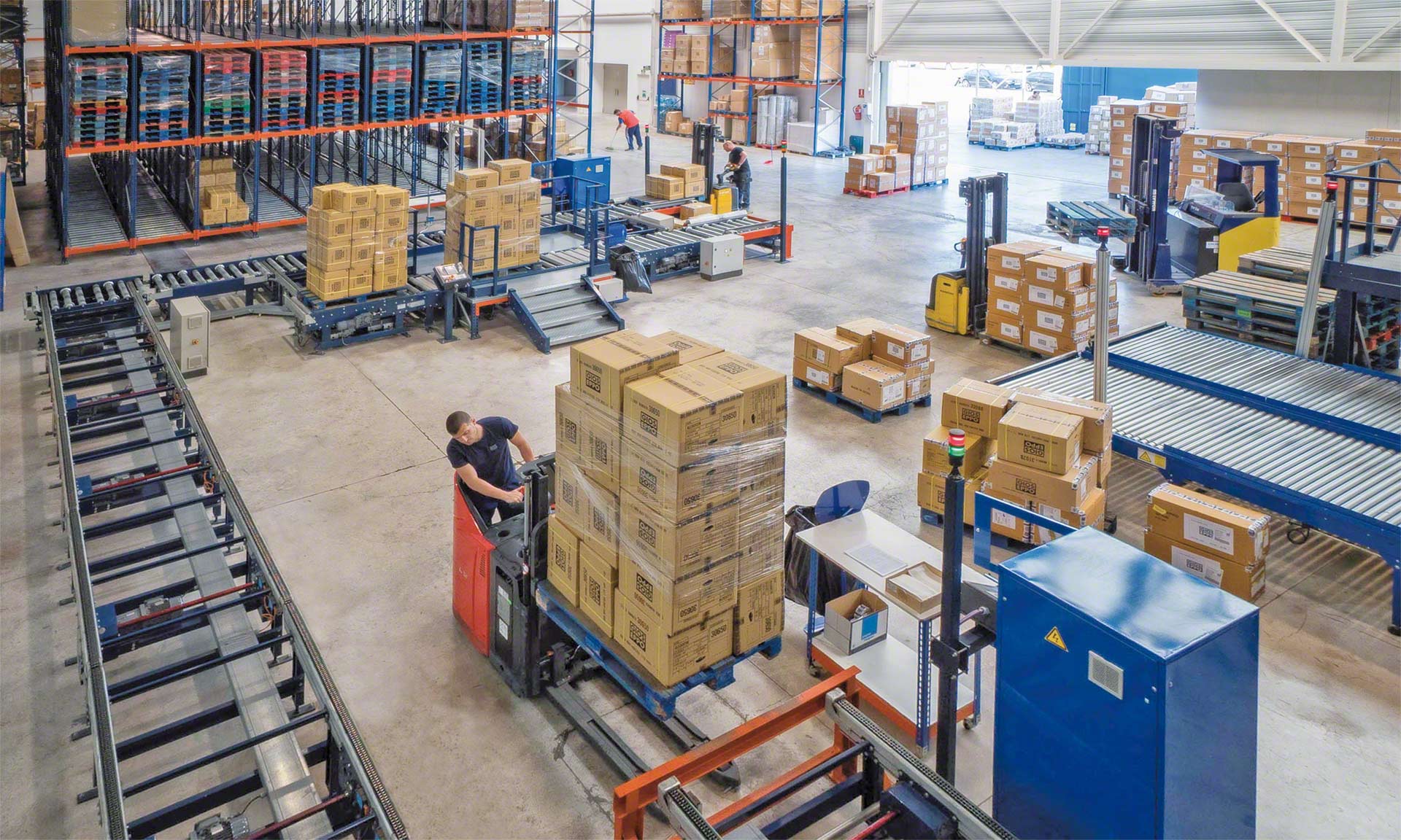 Warehouse machines: one for each operation - Interlake Mecalux
