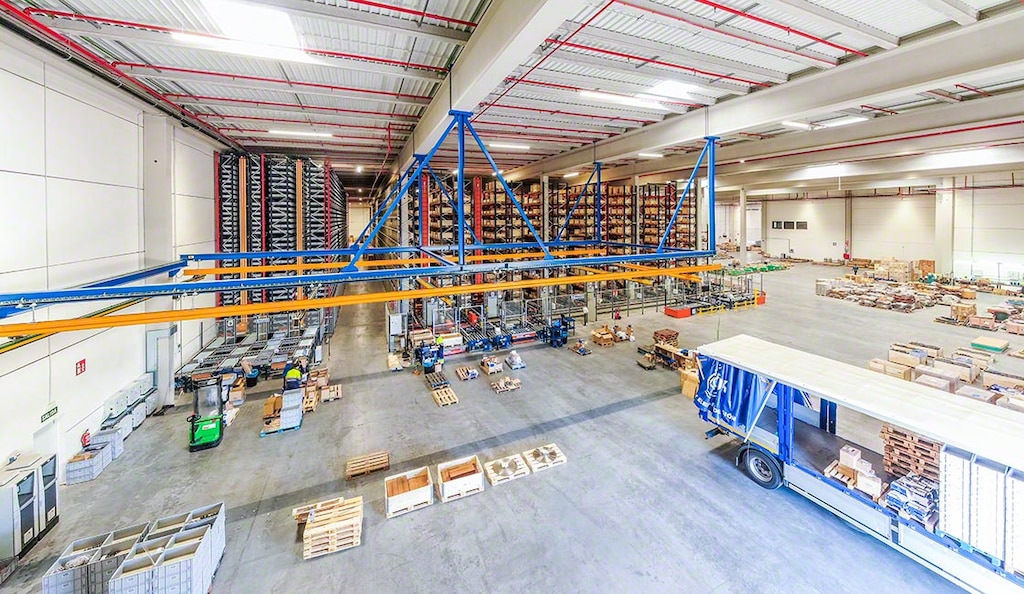 A warehouse overhead crane makes it possible to lift and move loads safely