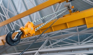 仓库高架起重机是用于处理沉重的物流设施和笨重的负载