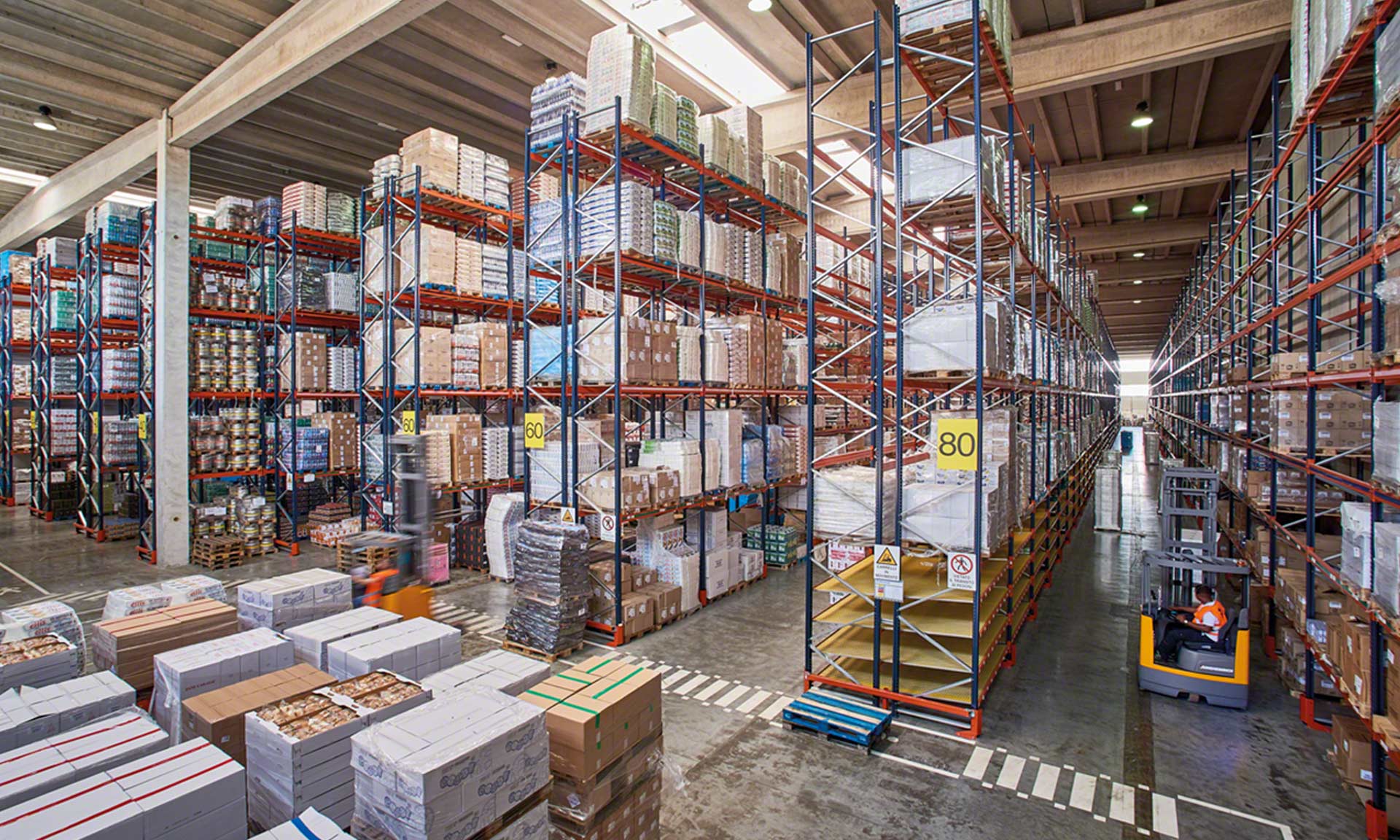 Warehouse storage techniques for efficient use of space