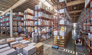 Warehouse storage techniques for efficient use of space