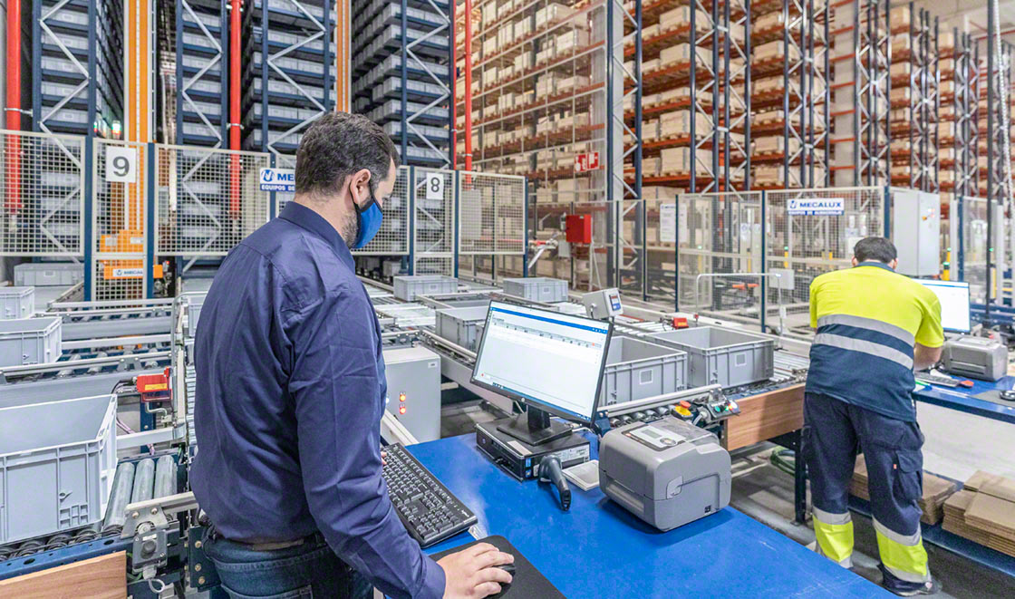 The incorporation of modern workstations is an example of an Industry 4.0 warehouse