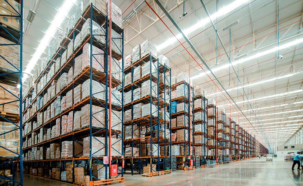 The distribution center of Armazém Mateus is best known for its massive size and for providing a storage capacity of more than 91,300 pallets