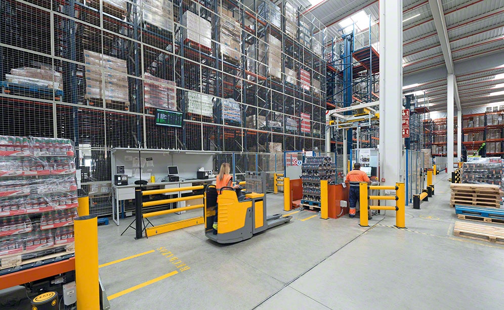 The automated warehouse organizes the orders in the appropriate order