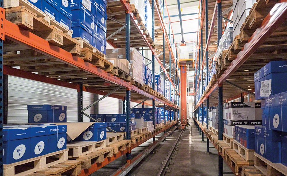 Automated warehouse for picking: a single-mast stacker crane circulates in the aisle responsible for moving the goods between the locations on the racks and the input and output conveyors