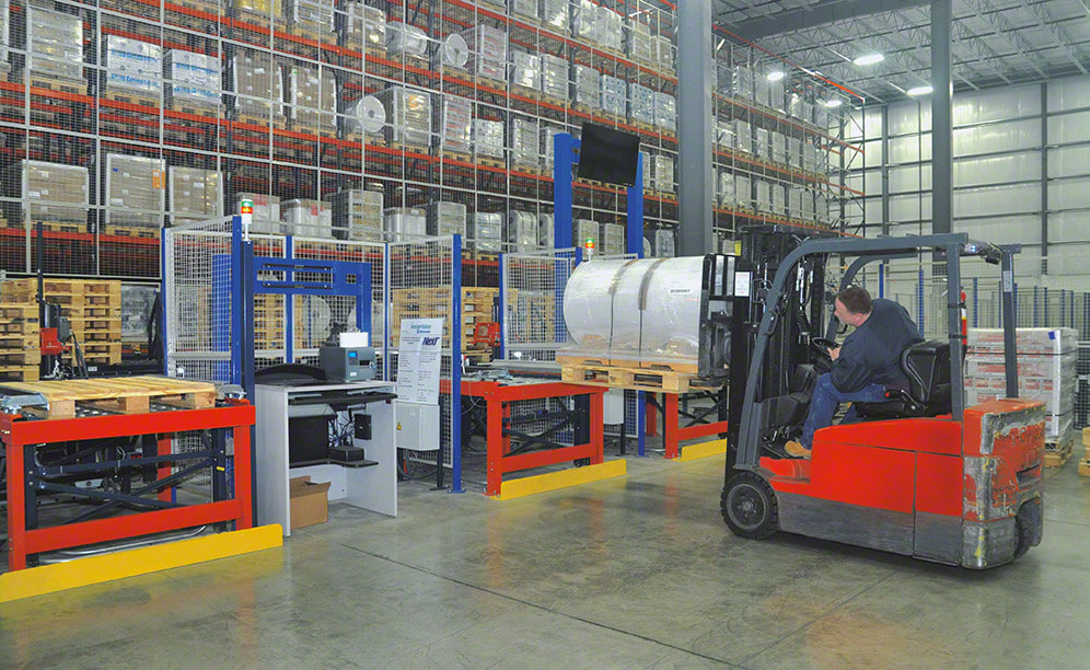 Operators use counterbalanced forklifts to place the load on top of the slave pallet