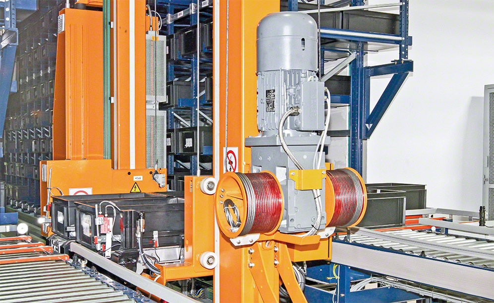 The stacker crane includes two double-box, double-depth extractors capable of handling a total of four boxes at once