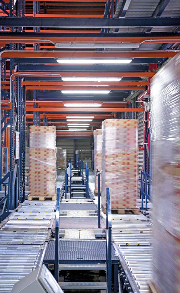Easy WMS identifies the pallets when they arrive and assigns them a slot