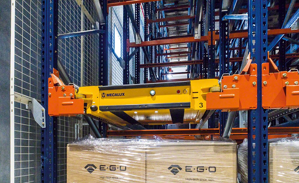 The Pallet Shuttle inserts and removes pallets automatically from the racks, speeding up loading and unloading processes