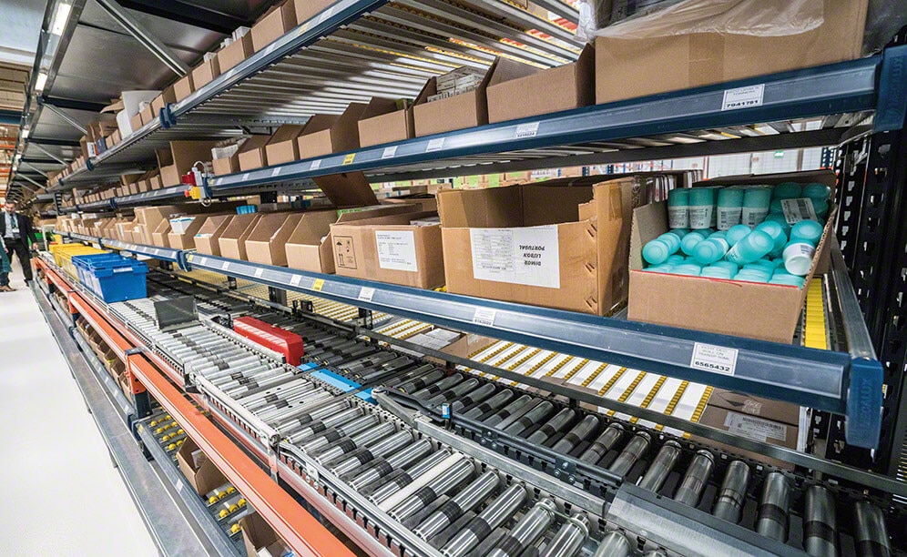 In parallel to the main conveyor, there is another conveyor with free-moving rollers that acts as a prep table In parallel to the main conveyor, there is another conveyor with free-moving rollers that acts as a prep table