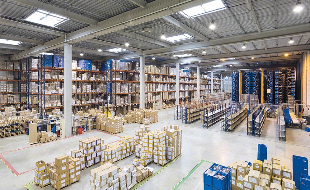 The installation supplied by Mecalux consists of an automated miniload warehouse, pallet racking and racks with put-to-light devices
