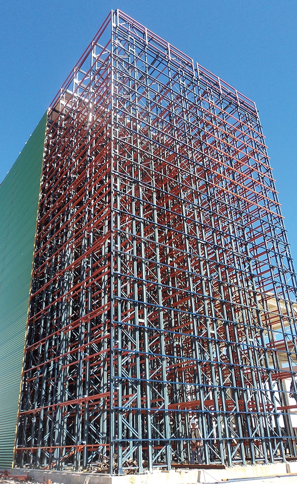 Clad-rack warehouses are buildings formed by racks that must support their own weight, the stored commodity, the lateral and roof cladding attached to the structure