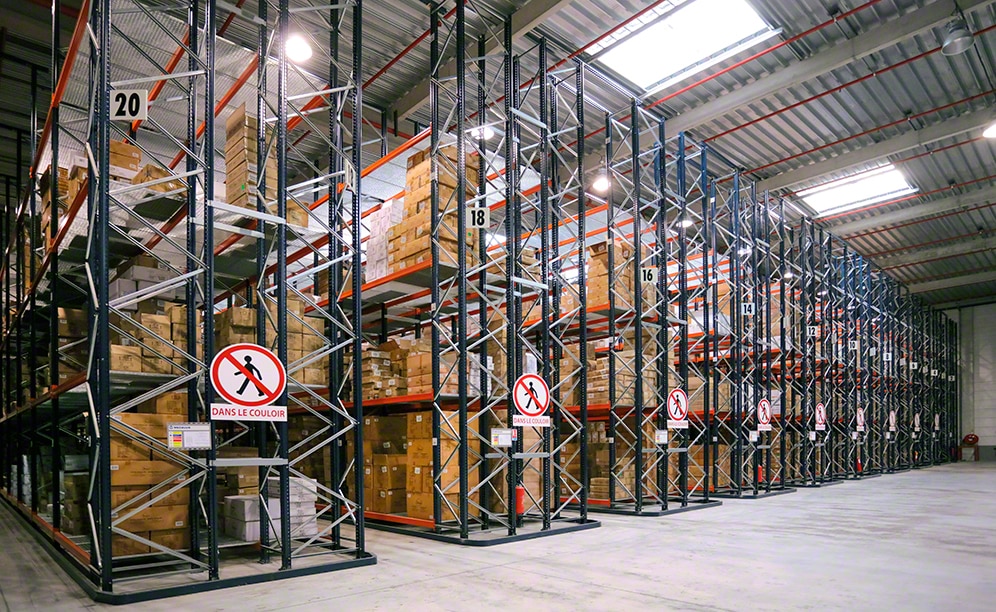 Interlake Mecalux equipped the warehouse with selective pallet racks, noted for their versatility in adapting to a wide variety of SKUs of distinct sizes