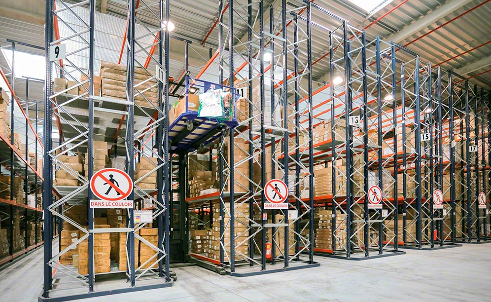 Operators handle the goods with high-reaching order picking machines, which are guided by mechanical profiles installed on both sides of the aisle, so they circulate centrally