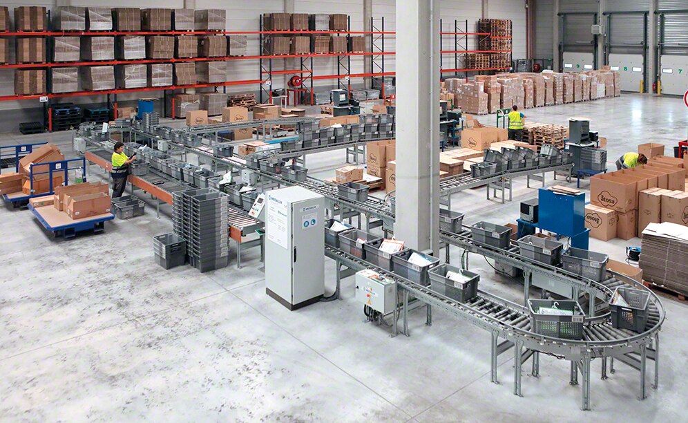 In this area operators check that the order is completed, the boxes are closed, packaged, labeled and issued delivery notes, as well as the documentation needed for distribution