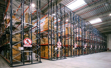 Selective pallet racking with wire shelves and a conveyor circuit multiply picking efficiency in a major toy manufacturer Selective pallet racking with wire shelves and a conveyor circuit multiply picking efficiency in a major toy manufacturer
