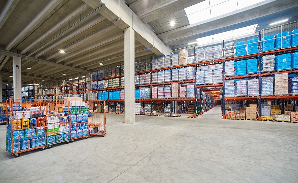 The warehouse of the Italian company Centro 3A SPA, equipped with Interlake Mecalux selective pallet racks, has capacity for 7,826 pallets