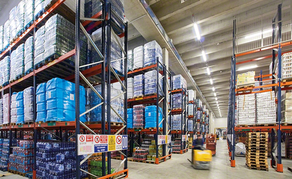 Operators go through the warehouse with order picking machines. The WMS sends them instructions, with the SKUs for each order, through a voice picking system