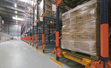 Interlake Mecalux supplied selective pallet racking, the high-density Pallet Shuttle system and a roller conveyor, which joins the different areas that make up the installation