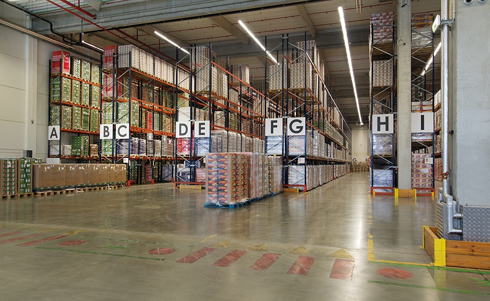 A total of 4,800 pallets is the storage capacity offered by the seven double-depth pallet racks and two single-depth ones are 29’ high and 190’ long, installed by Interlake Mecalux