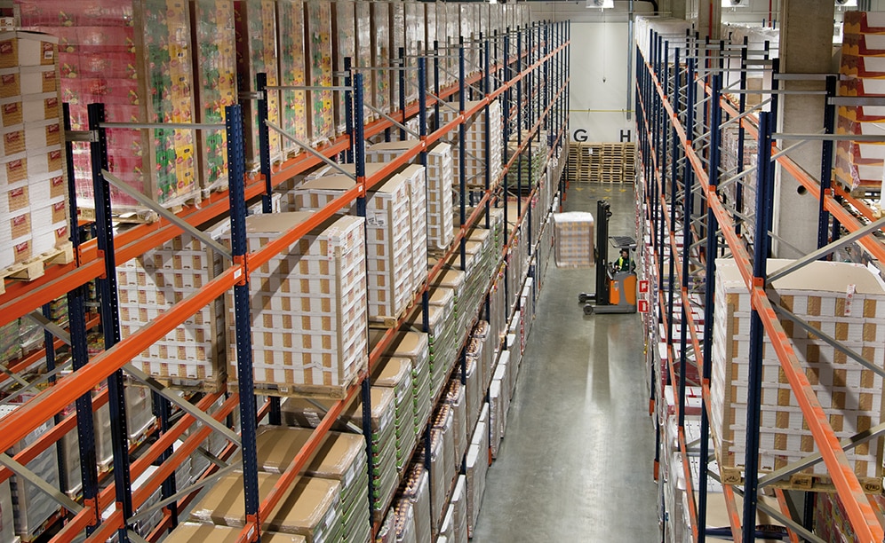 Selective pallet racks stand out for their direct access to all the products, which fuels storage tasks and provides perfect stock control, since each location is assigned a single SKU