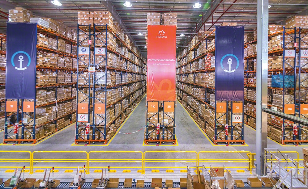 Interlake Mecalux has supplied Natura Cosméticos with 26' high selective pallet racks where more than 18,000 pallets are stored