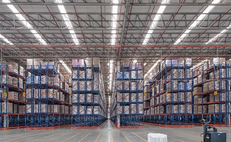 在巴西跨国公司联合利华的配送中心的托盘货架上储存超过83,500个托盘的容量