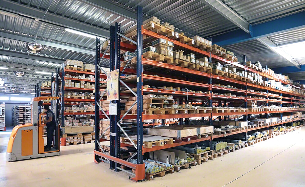 SPB, an enterprise specialised in hardware items has equipped its warehouse with various storage solutions: Movirack mobile racks, pallet racks, picking modules and drive-in racking