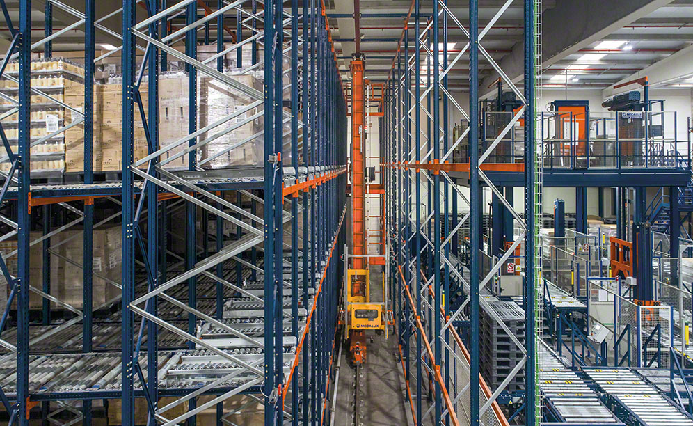 Pallet flow racks with stacker cranes for finished orders