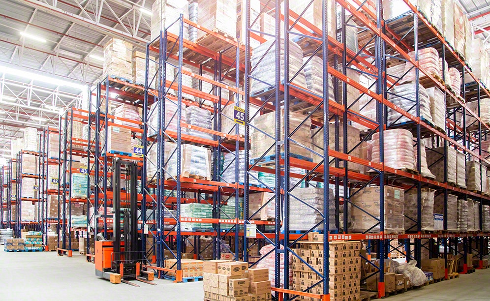 Interlake Mecalux pallet racks in the warehouses of the wholesaler Atacadão