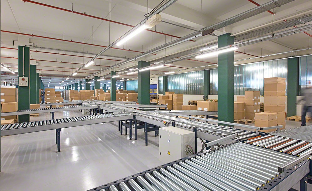 Mephisto's omnichannel warehouse with box conveyors