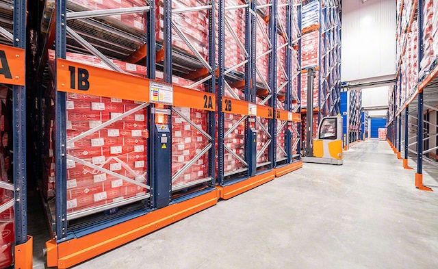 Mobile pallet racks in the frozen storage unit at Càrniques de Juià