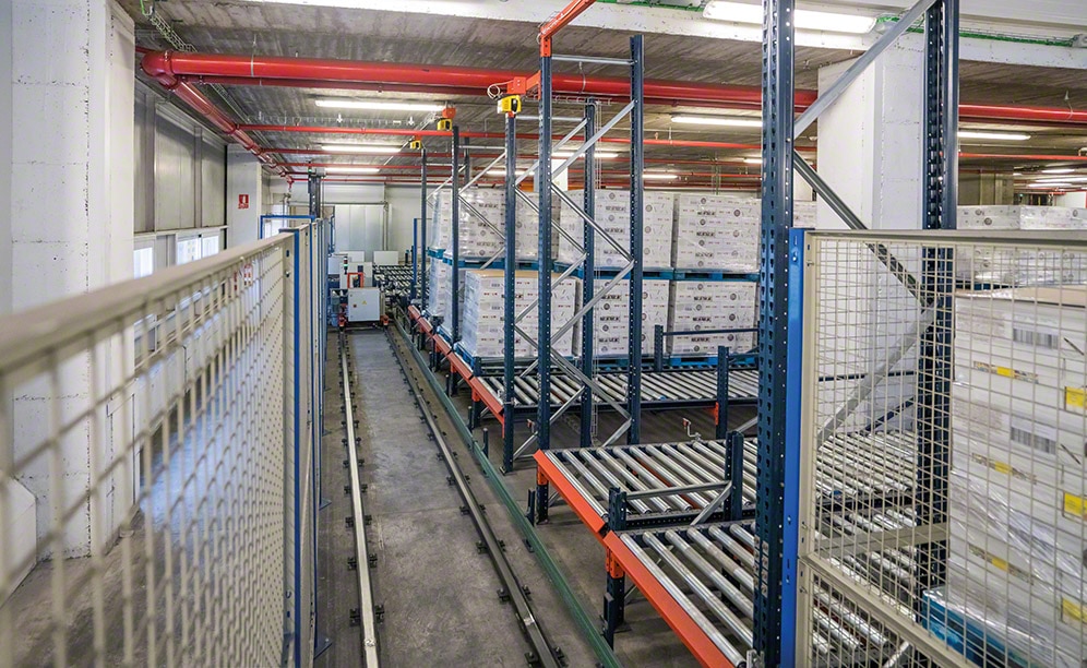 Another transfer car collects the stacked pallets and distributes them in six preload channels