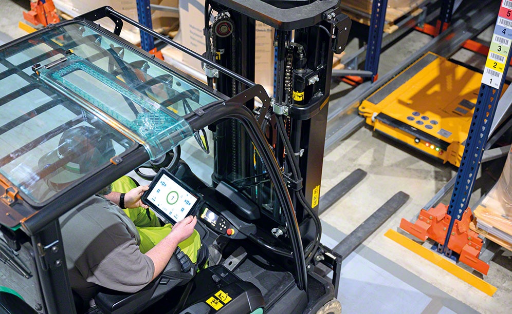 WISAG operators control the Pallet Shuttle with a tablet