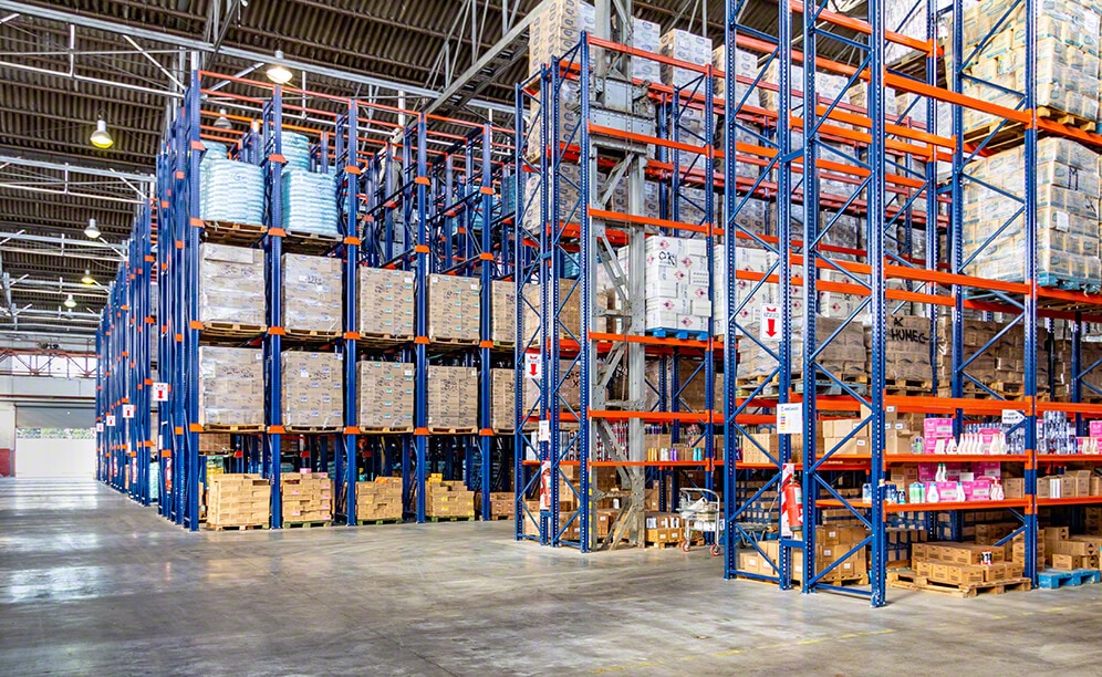 Pallet racks and drive-in racks in the Caromar warehouse