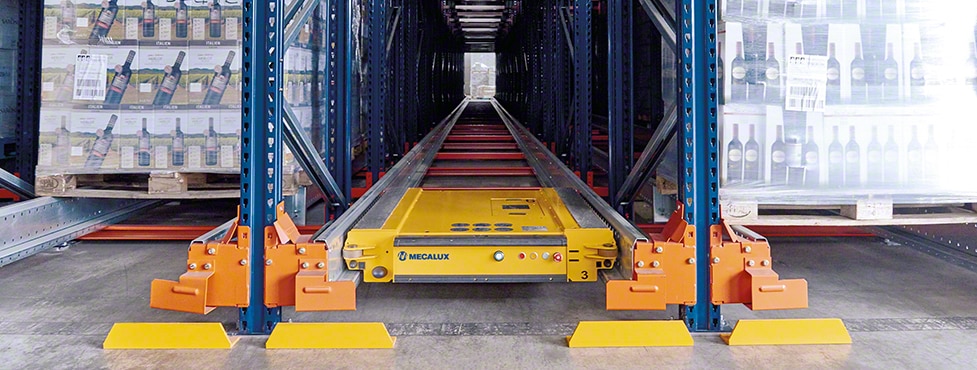 The Pallet Shuttle moves inside the channel with full autonomy