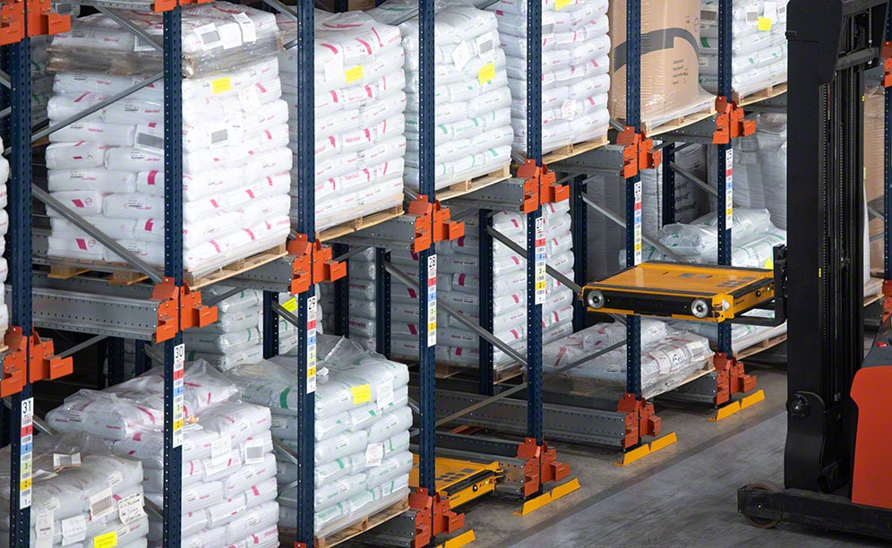 Semi-automatic Pallet Shuttle system in the WISAG warehouse