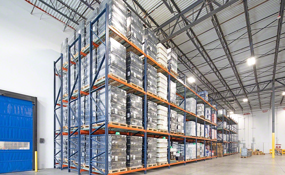 The push-back racks optimise the surface area of Dufry's warehouse