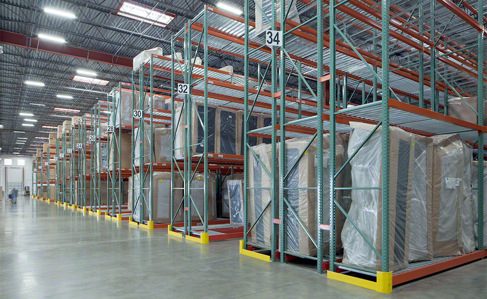 邁阿密Rana家具公司的新選擇貨架係統具有狹窄的通道，提高了倉庫的生產力