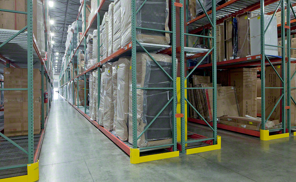 Interlake Mecalux decided to install selective pallet racks with 7,656 pallet positions and 22’ high by 42” deep frames